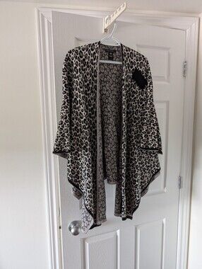 Parkhurst Snow Leopard Print Poncho/Wrap - White And Black